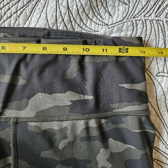 VGUC Athleta Ultimate 7/8 Tight Camo Green Black Small Pocket - Picture 11 of 14